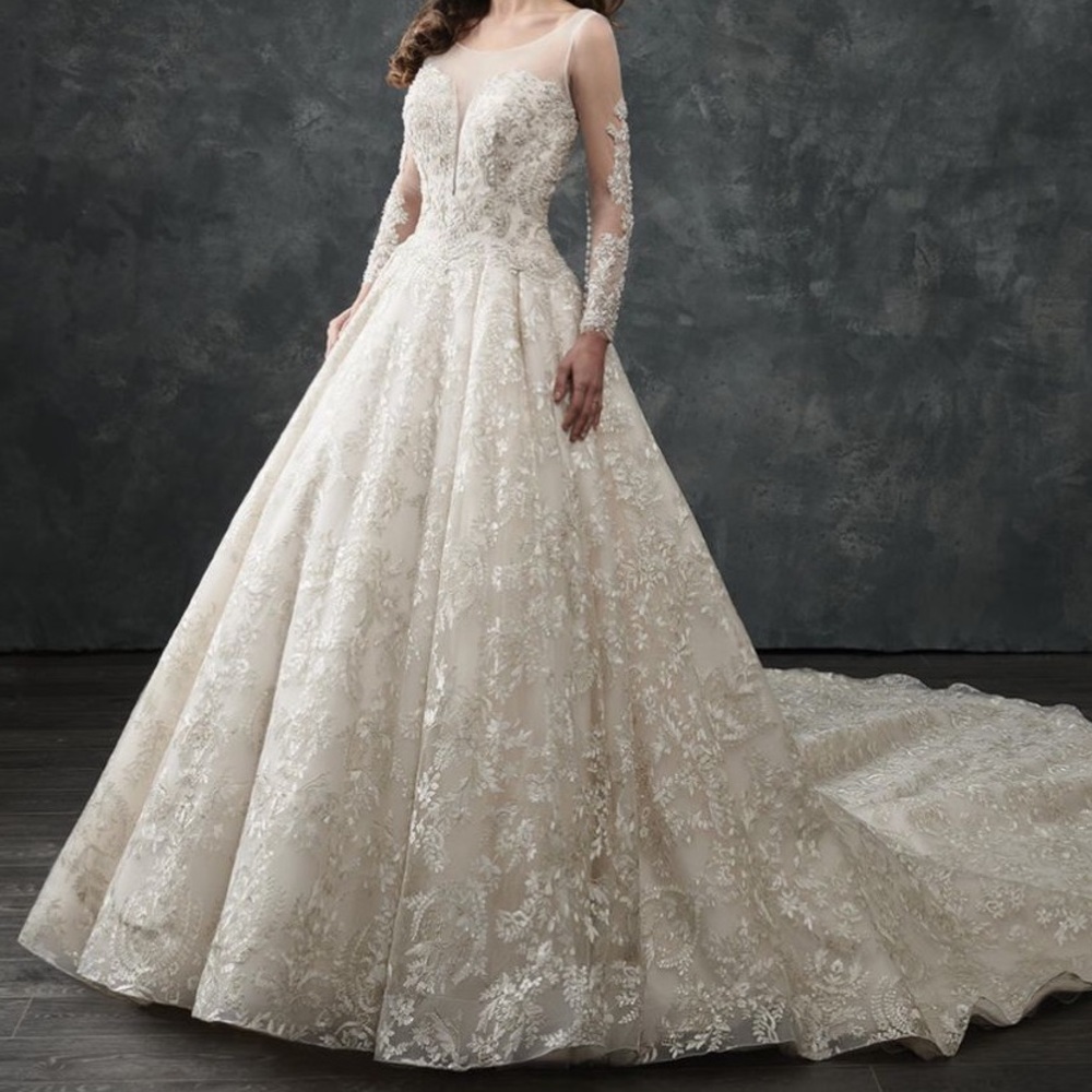 Elegant Lace Wedding Gown